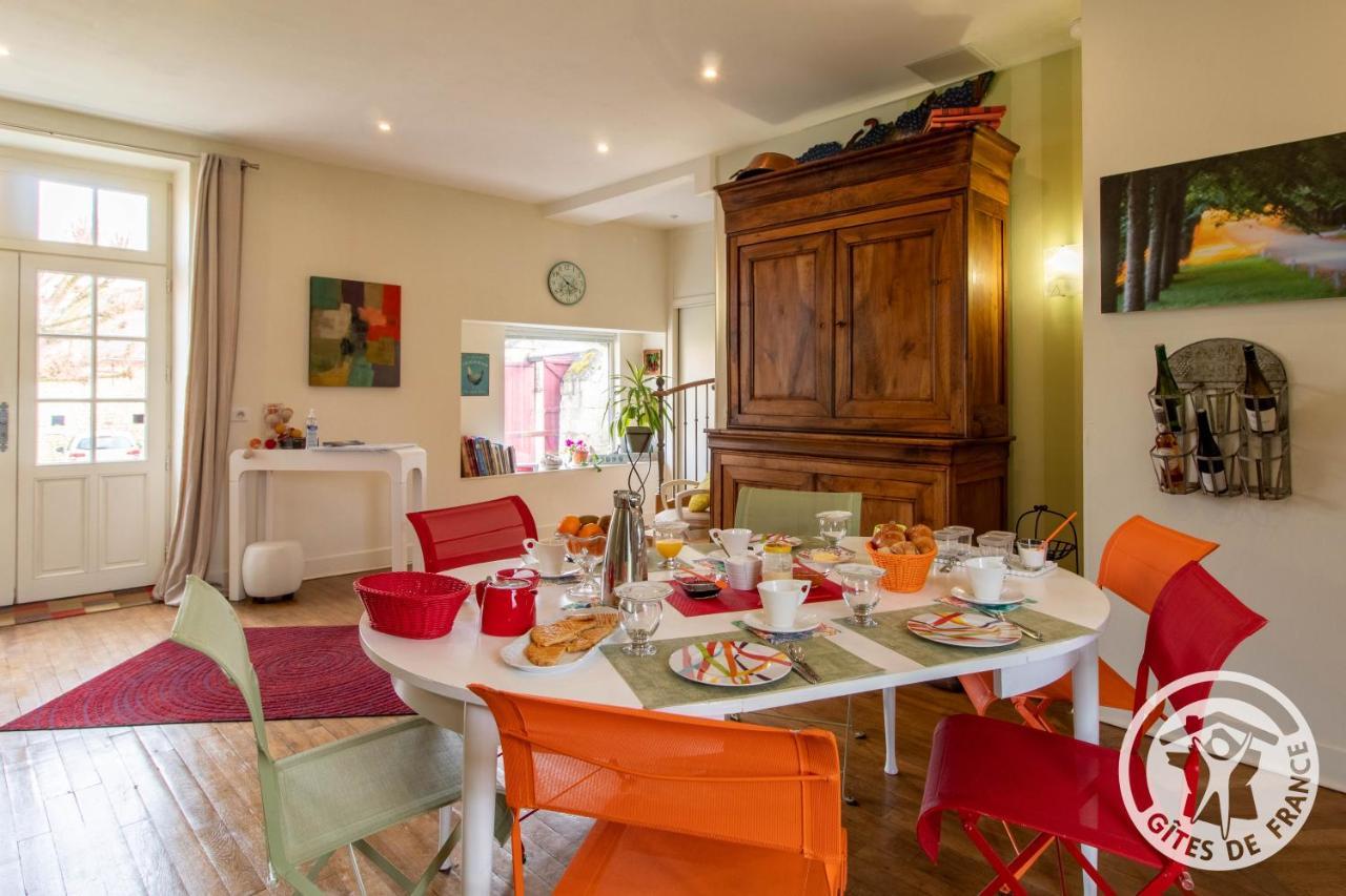 Manoir D'Orbe Hotel Монтрои-Беле Екстериор снимка